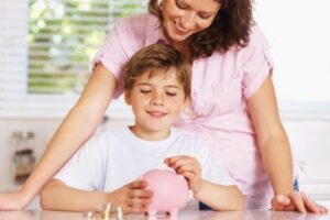 Littératie financière : l’école échoue, les parents compensent