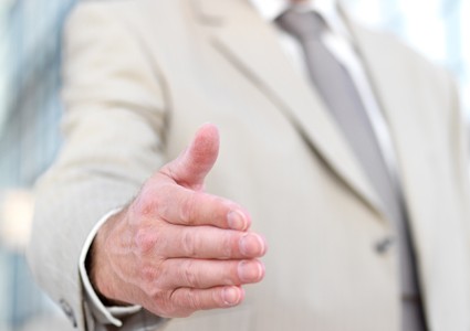 mains_prospection_potentiel_clients_rencontre_425-425×300 alternate text for this image