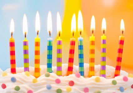 chandelles_gateau_ballon_anniversaire_fete_425-426×300 alternate text for this image