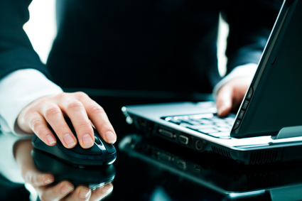 techno_ordi_homme_travail_conseiller_client_placement_ligne_425 alternate text for this image