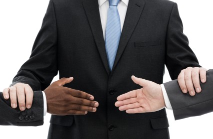 entente_intermediaire_mains_conseiller_clients_425-426×279 alternate text for this image