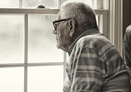 personne_agee_fenetre_residence_malade_vieux_425-424×300 alternate text for this image