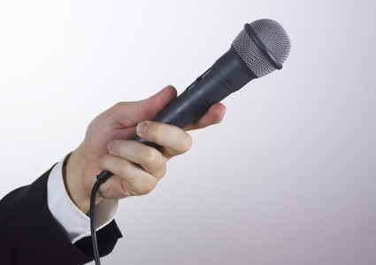 micro_tendre_main_communication_communiquer_entrevue_425-425×300 alternate text for this image