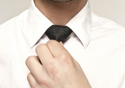 conseiller_client_homme_cravate_chemise_vetement_style_425-425×300 alternate text for this image