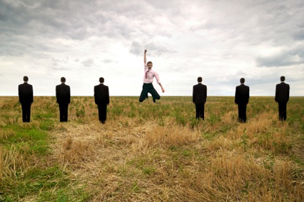 homme_heureux_saut_reussite_sombre_425 alternate text for this image