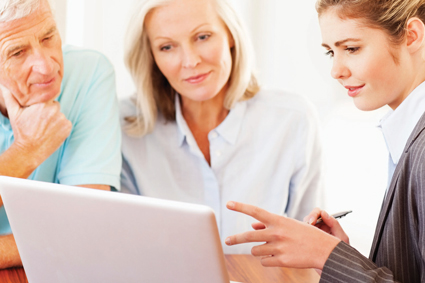 Jeune_Conseiller_Clients_Babyboomer_Confiance_Rencontre_425x283 alternate text for this image