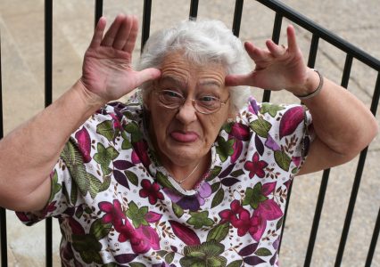 ainee_vieille_agee_grimace_retraite-426×300 alternate text for this image