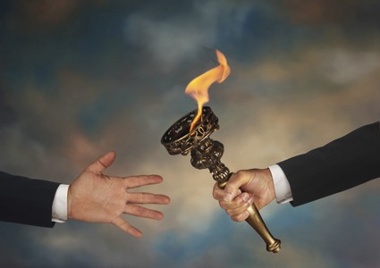 flambeau_releve_recrutement_main_conseiller_425-425×300 alternate text for this image