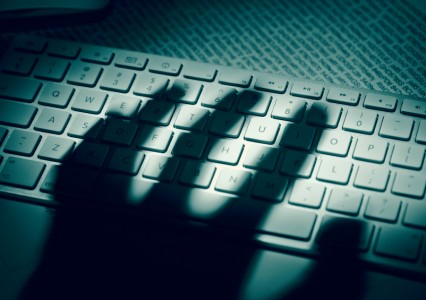 pirate_informatique_securite_ordinateur_cybercriminalite_techno_confidentialite-426×300 alternate text for this image