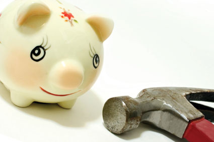 Economies_Tirelire_Cochon_Marteau_Briser_425x283 alternate text for this image