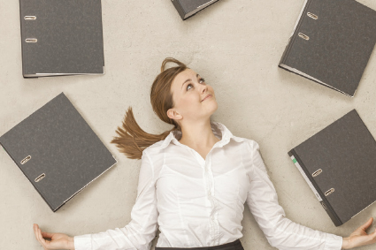 Trop_Dossiers_Clients_Conseiller_Femme_425 alternate text for this image