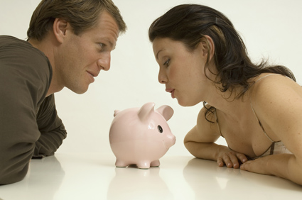 epargne_tirelire_jeunes_couple_argent_dette_425 alternate text for this image