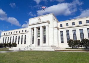 La Fed maintient les taux, mais anticipe d’autres hausses