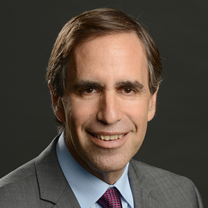 Un escalier fait en blocs, sur lesquels est dessiné le signe de pourcentage. Une flèce en bois est posée dessus indiquant le haut.