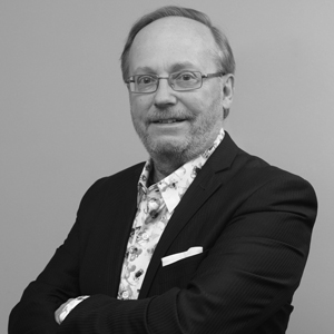 Famille sous un parapluie rouge