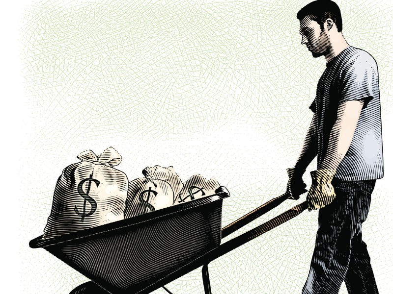 Un homme qui pousse une brouette pleine de sacs d'argent.