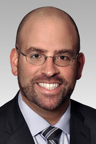 Pistolet à essence devant des graphiques boursiers.