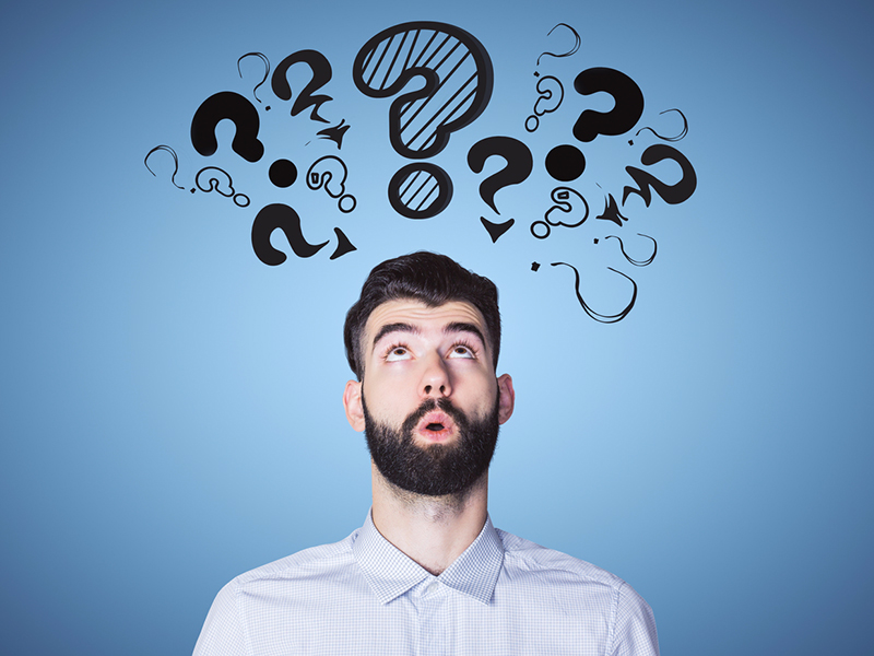 Tirelire noire en forme de cochon entourée de points d'interrogation.