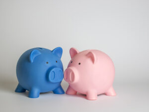 Épargne : elle est riche, il est sans le sou…