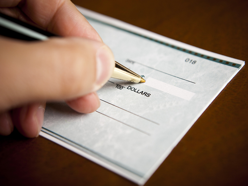 Femme d'affaires signe un chèque