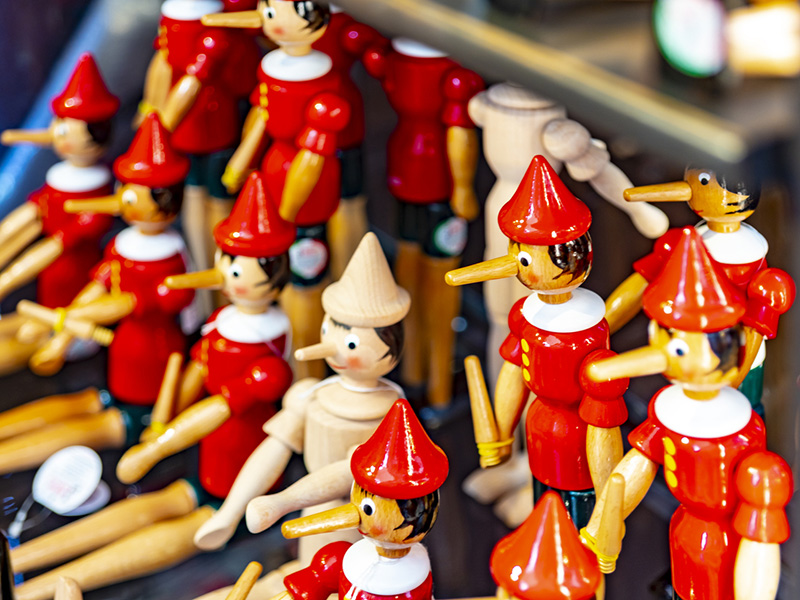 Marionnettes de bois représentant le personnage de Pinocchio.
