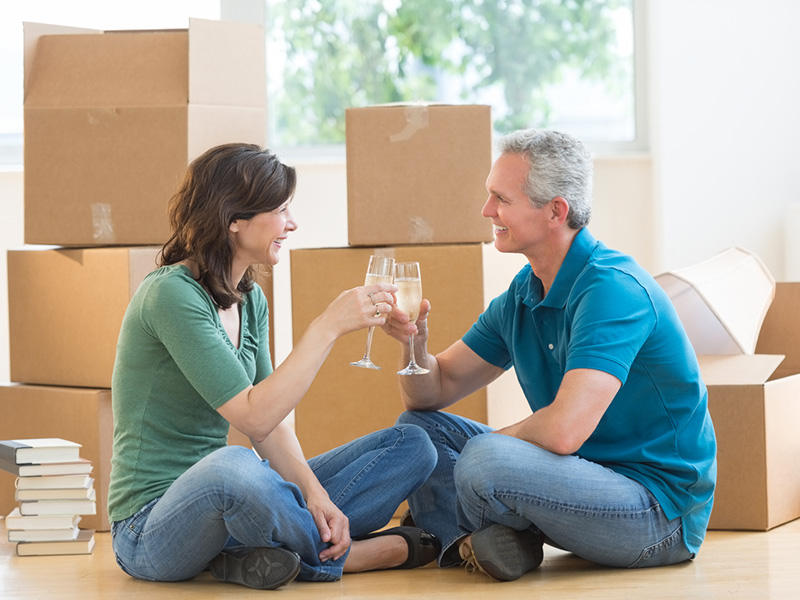 Couple cinquantenaire qui achète une maison.