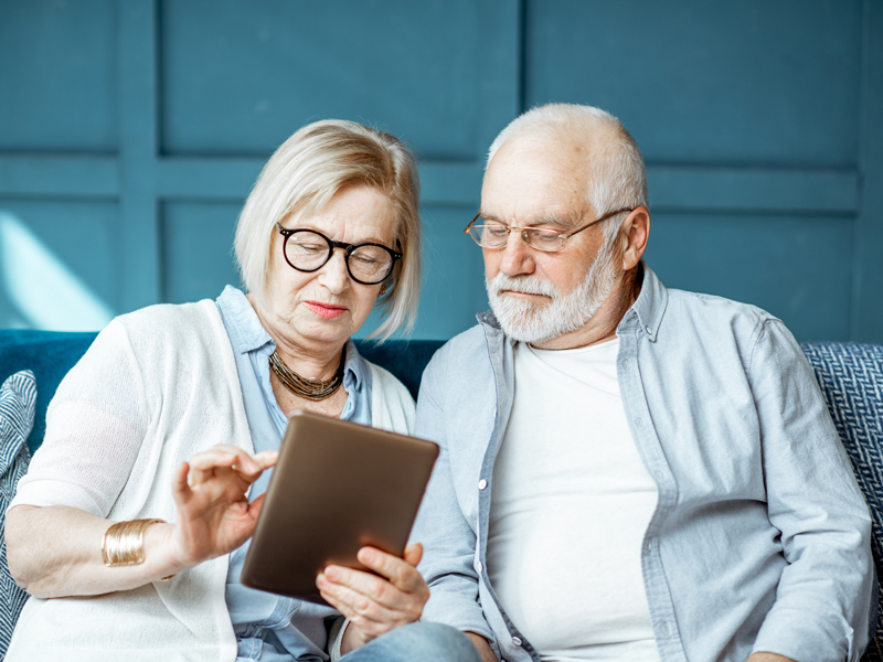 Retraite_Couple_Vieux_Tablette_Technologie_800x600 alternate text for this image