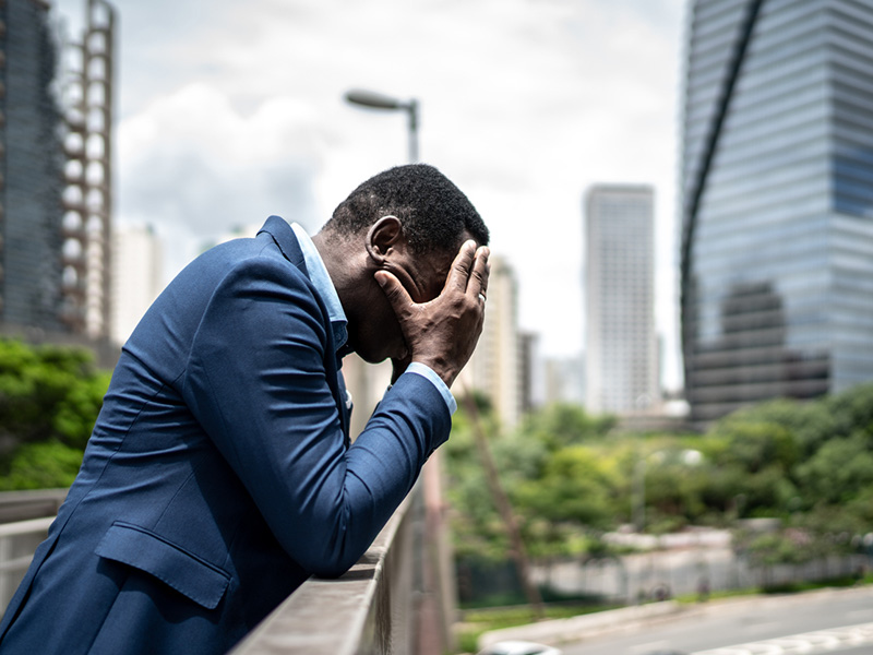 Homme d'affaires découragé, stressé.