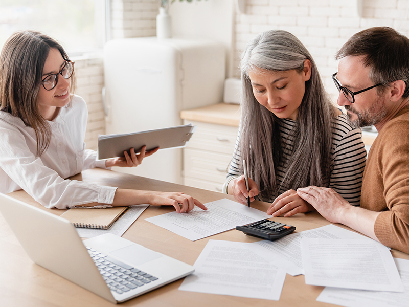 Une conseillère discute avec une cliente.