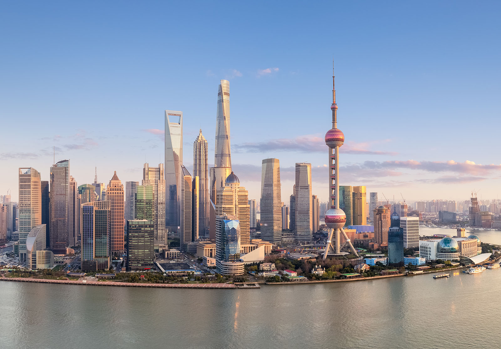 Panorama de Shanghai au coucher du soleil, centre financier de Pudong avec la rivière Huangpu, Chine.