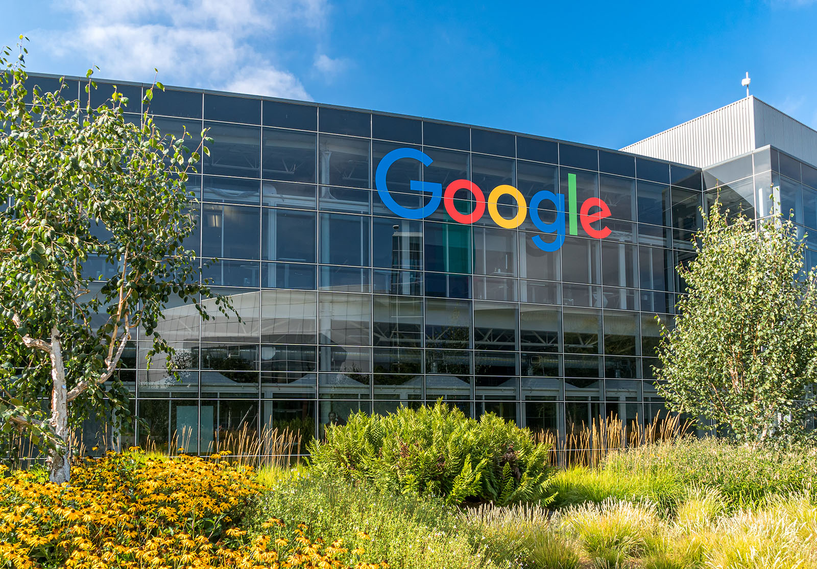 MOUNTAIN VIEW, CA/USA - 30 JUILLET 2017 : Siège social et logo de Google. Google est une multinationale américaine spécialisée dans les services et produits liés à Internet.