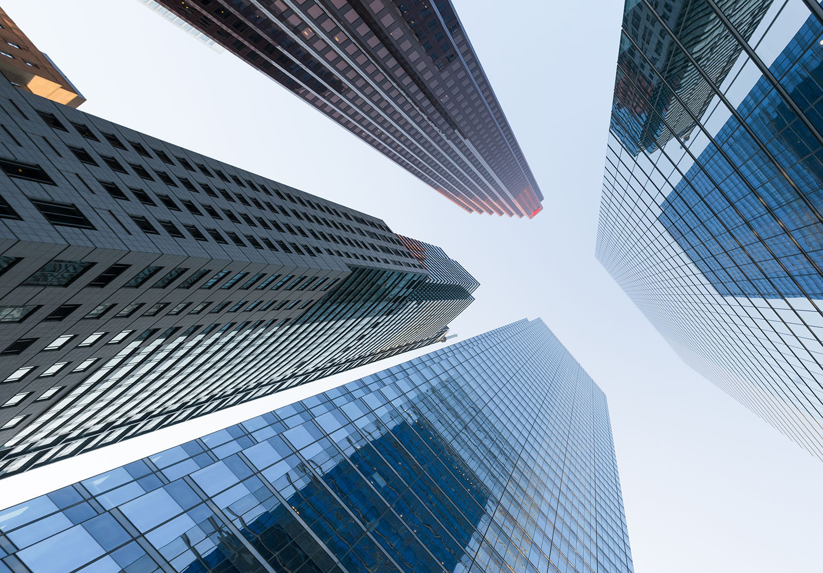 Des grattes ciels vus d'en bas.