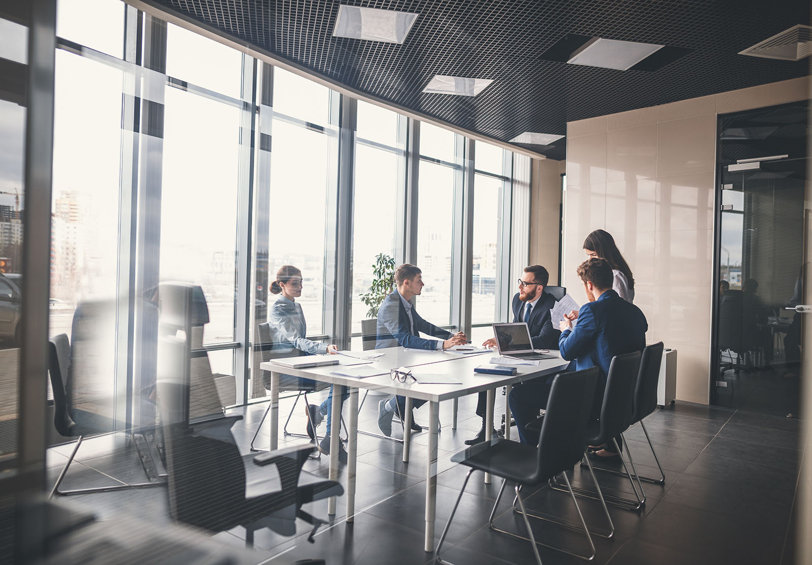 Équipe d'affaires et directeur d'entreprise en réunion.