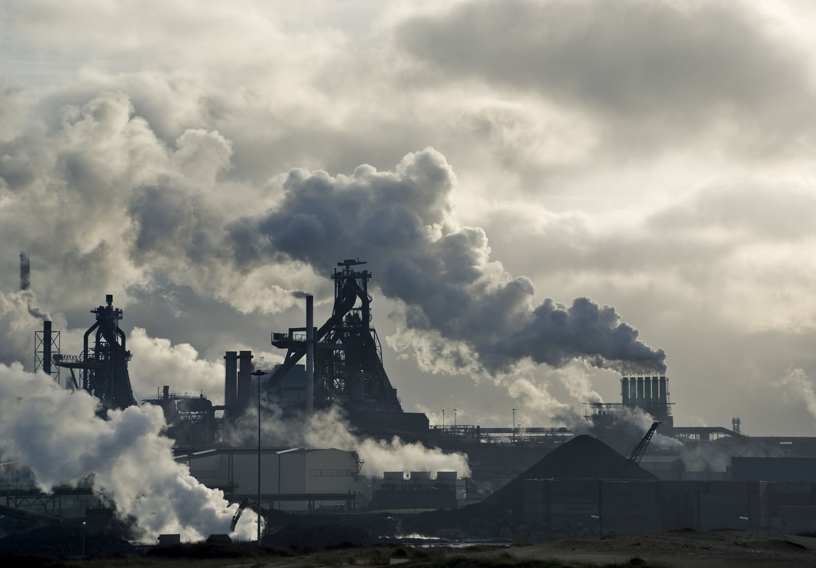 Beaucoup de cheminées fumantes dans un environnement sombre
