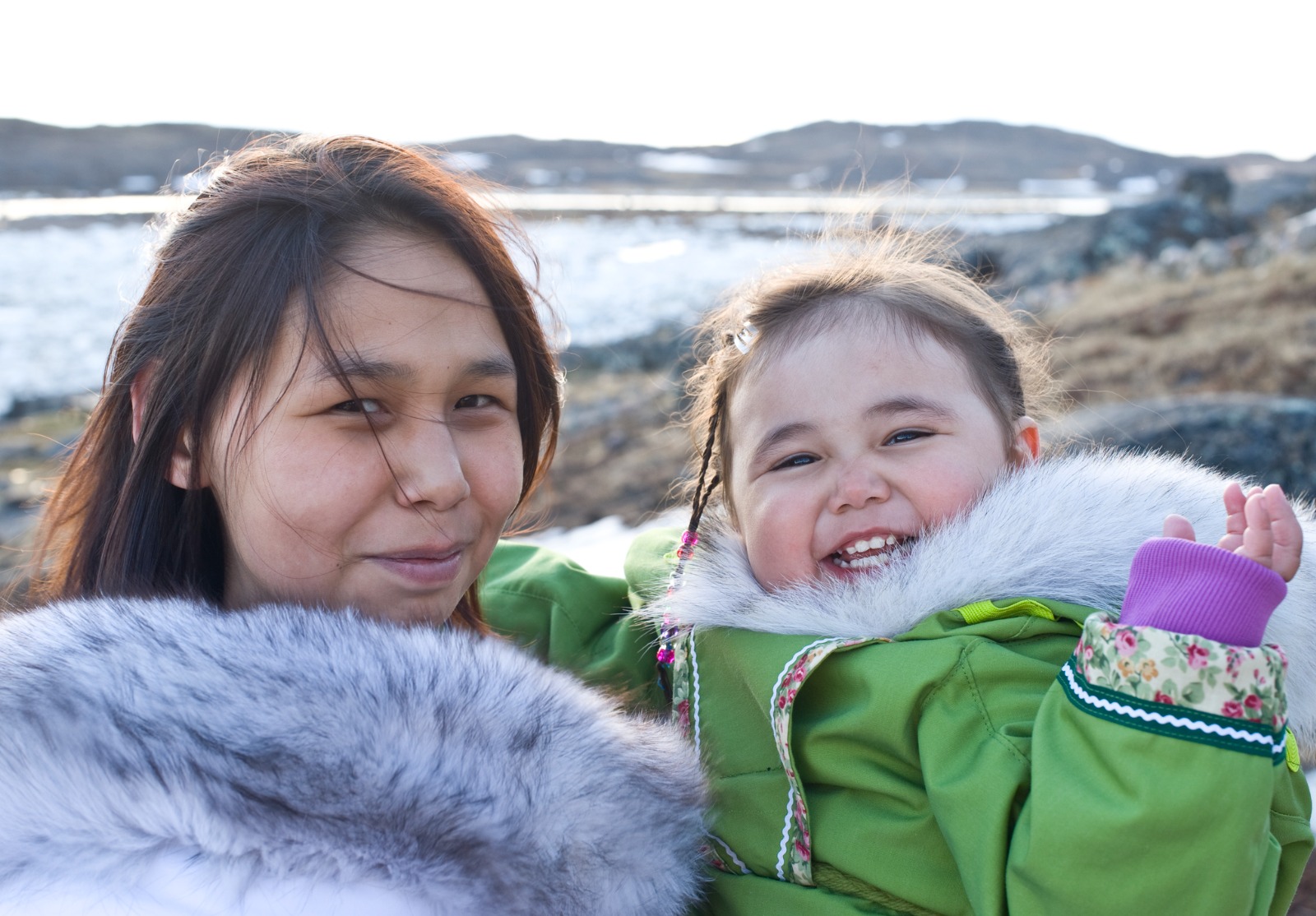 Inuit mère et fille sur l'île de Baffin, Nunavut, au Canada