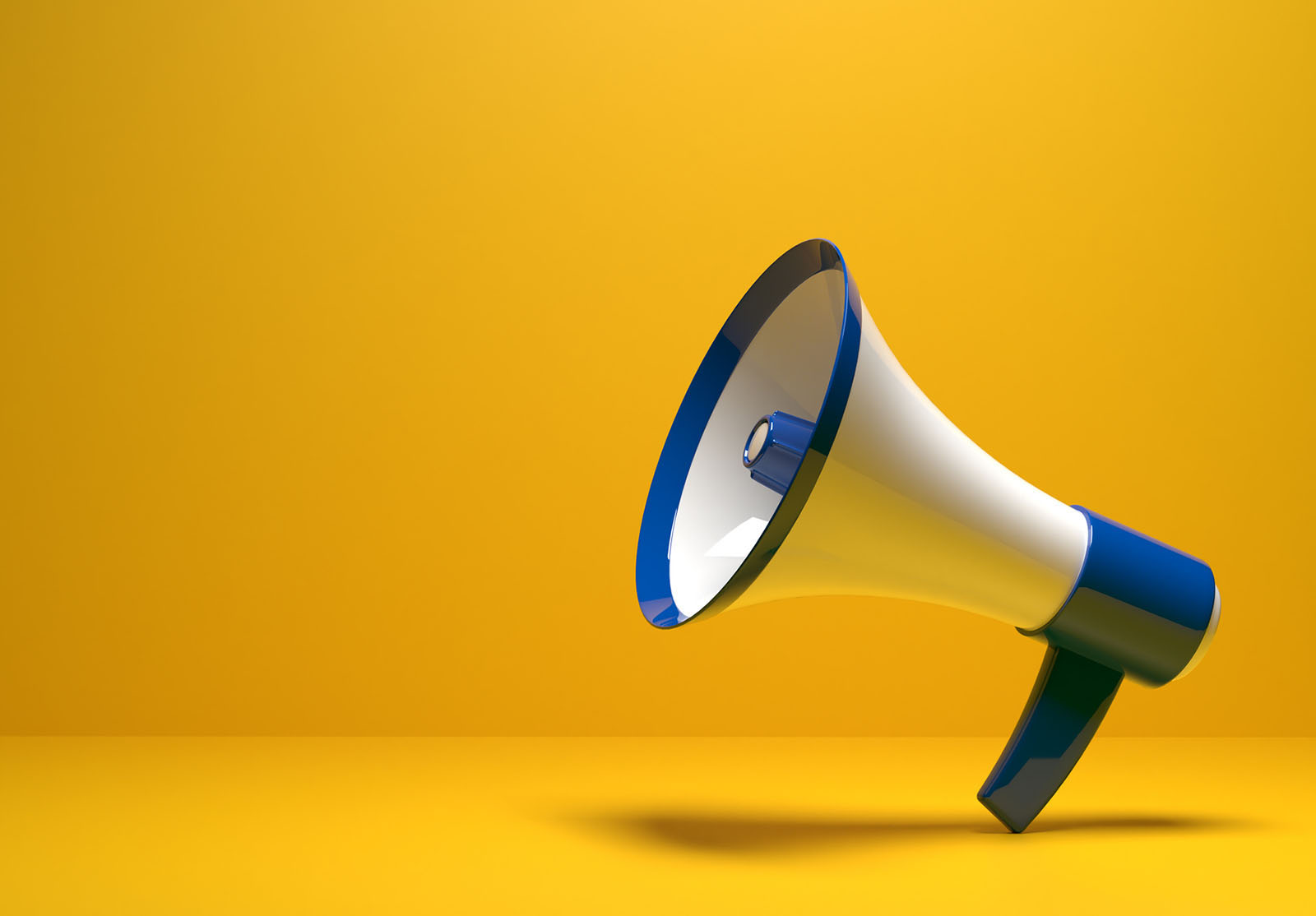 Concept d'annonce d'événement par mégaphone : symbole d'équipement de communication audio en 3D sur fond blanc avec espace pour un message textuel supplémentaire. Appel à l'attention pour des événements spéciaux. Icône de message informatif. Conception graphique illustrée avec ombre portée.