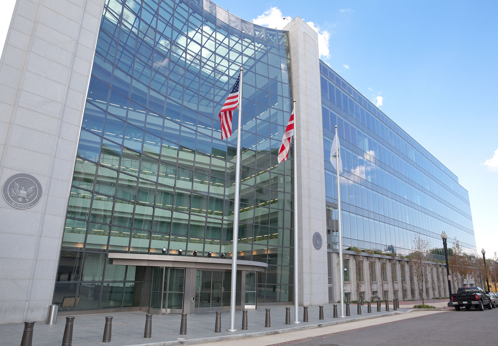 Bâtiment de la Securities and Exchange Commission (SEC) à Washington DC. La SEC réglemente les actions et les obligations ainsi que les activités financières connexes.