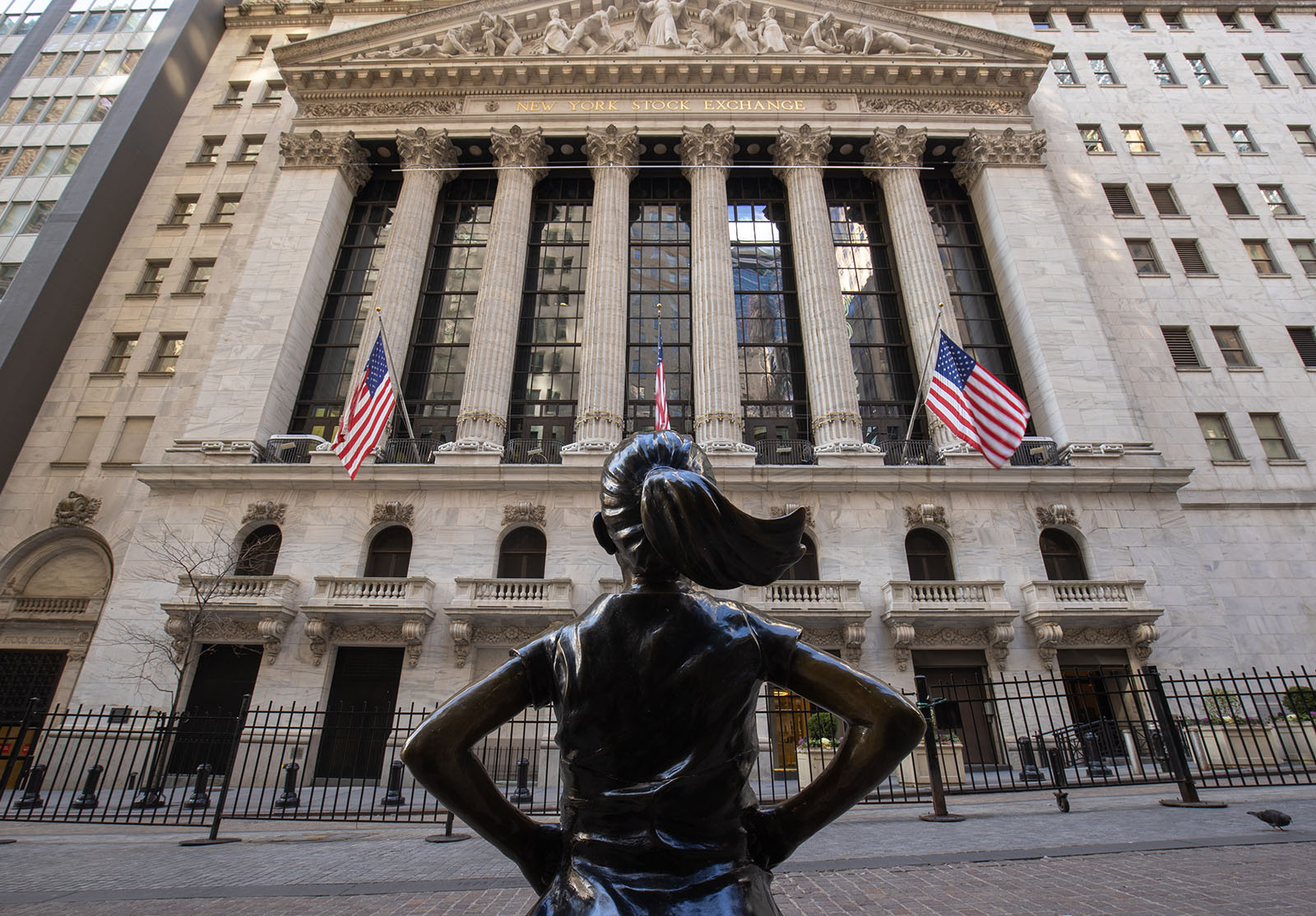 Sculpture "Fearless Girl" devant le bâtiment de la Bourse de New York