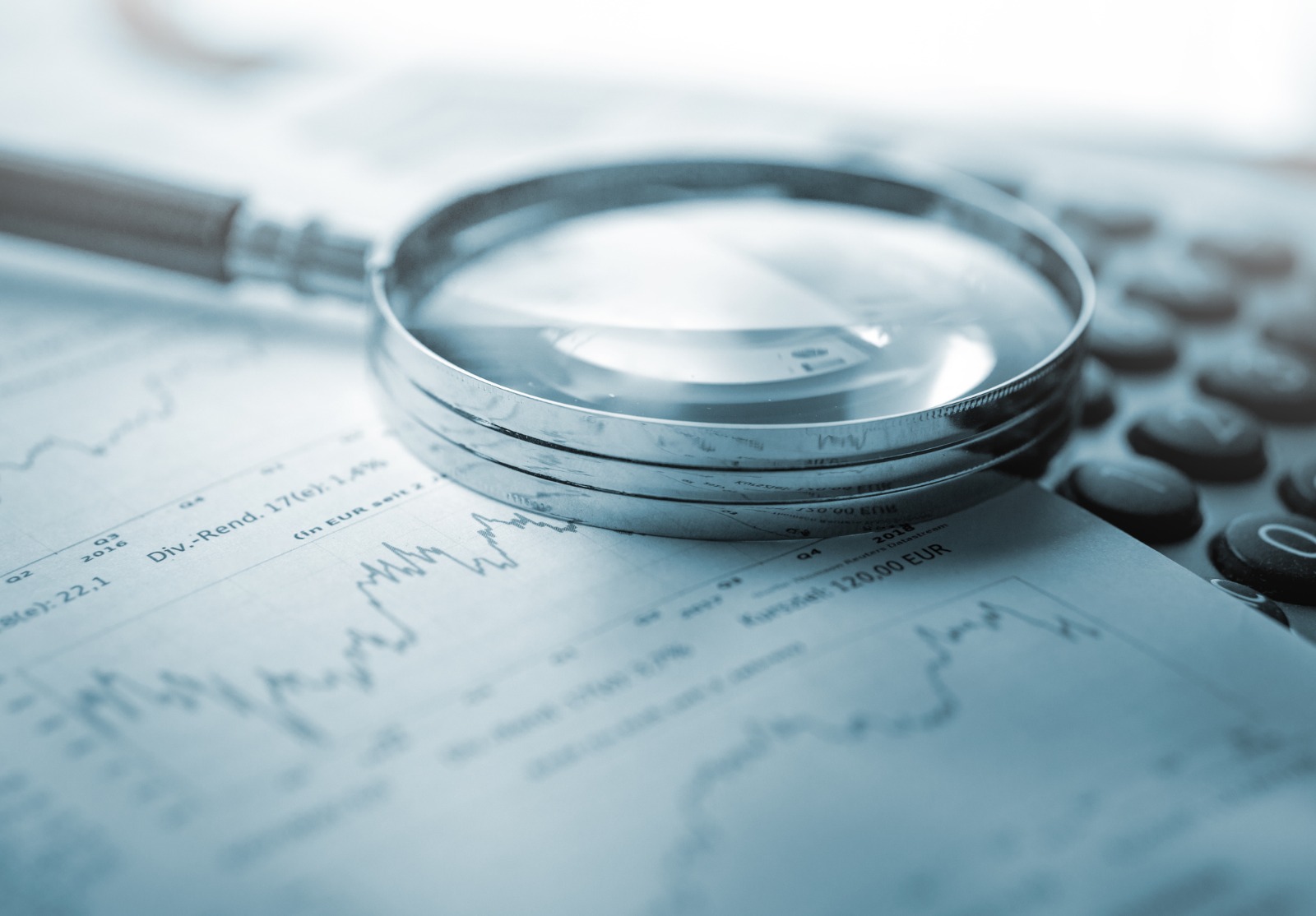 Loupe, calculatrice et graphiques sur papier