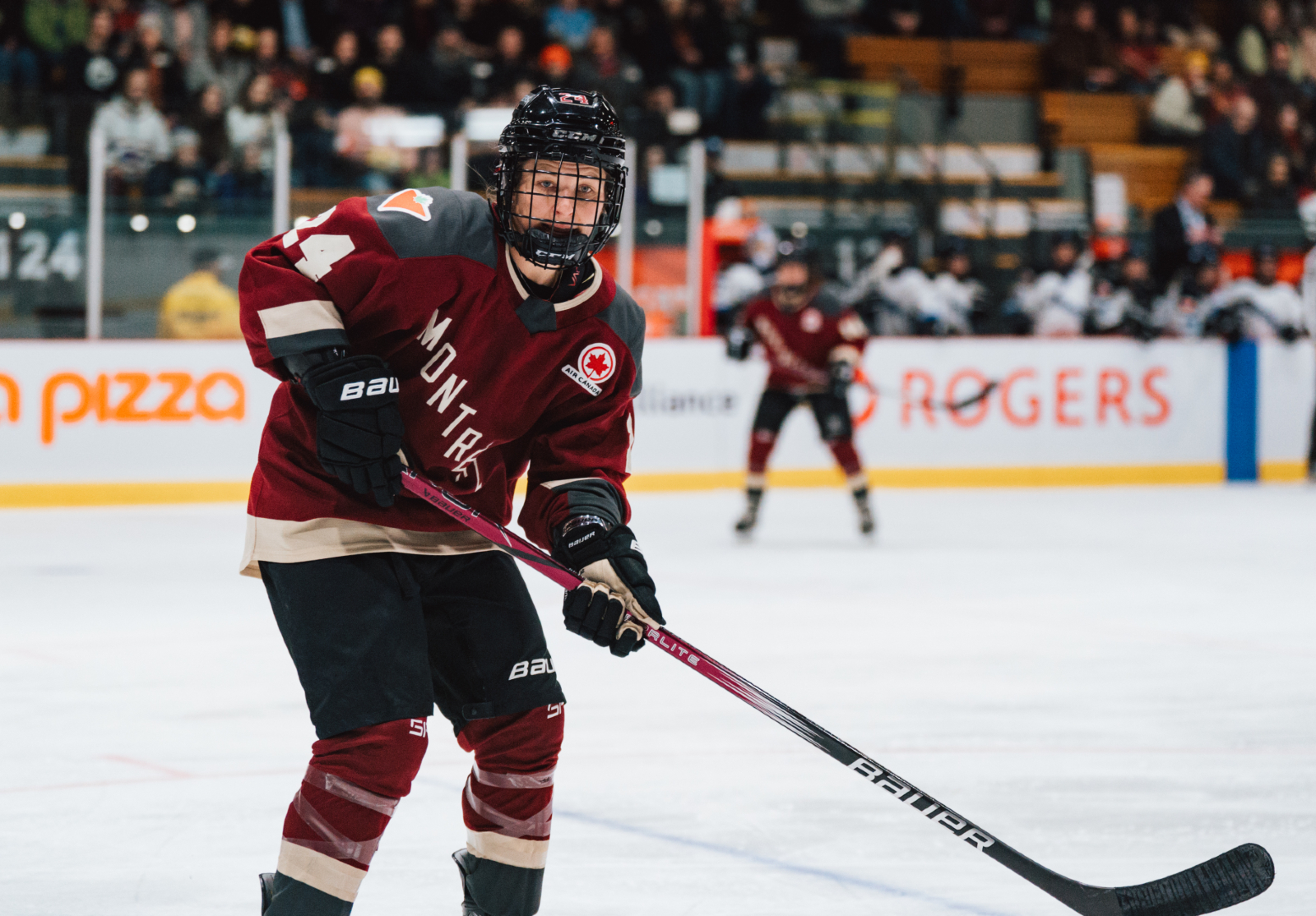 Ann-Sophie Bettez sur la glace habillée pour jouer au hockey