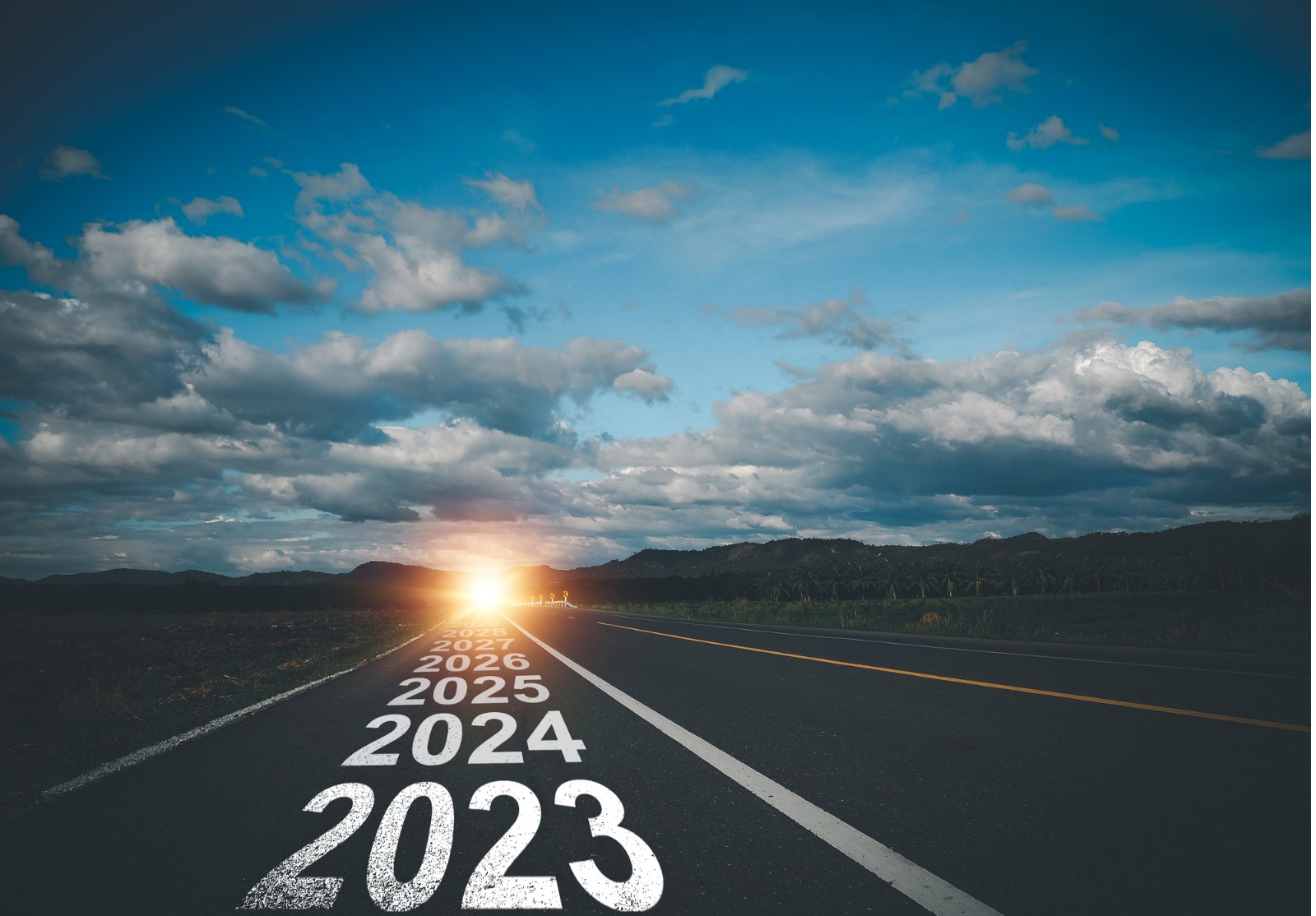 Une route menant vers le soleil. Dessus on voit des années écrites les unes au-dessus des autres. Cela commence à 2023 et ce jusqu'à 2028.