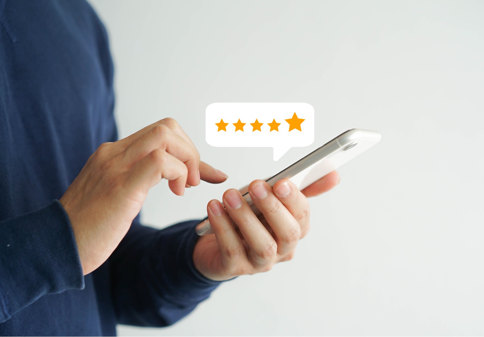 Fermez-vous vers le haut sur la main d’homme de client appuyant sur l’écran de smartphone avec l’icône de rétroaction de notation cinq étoiles et le bon rang de niveau de presse pour donner le meilleur point de score pour passer en revue le servi.