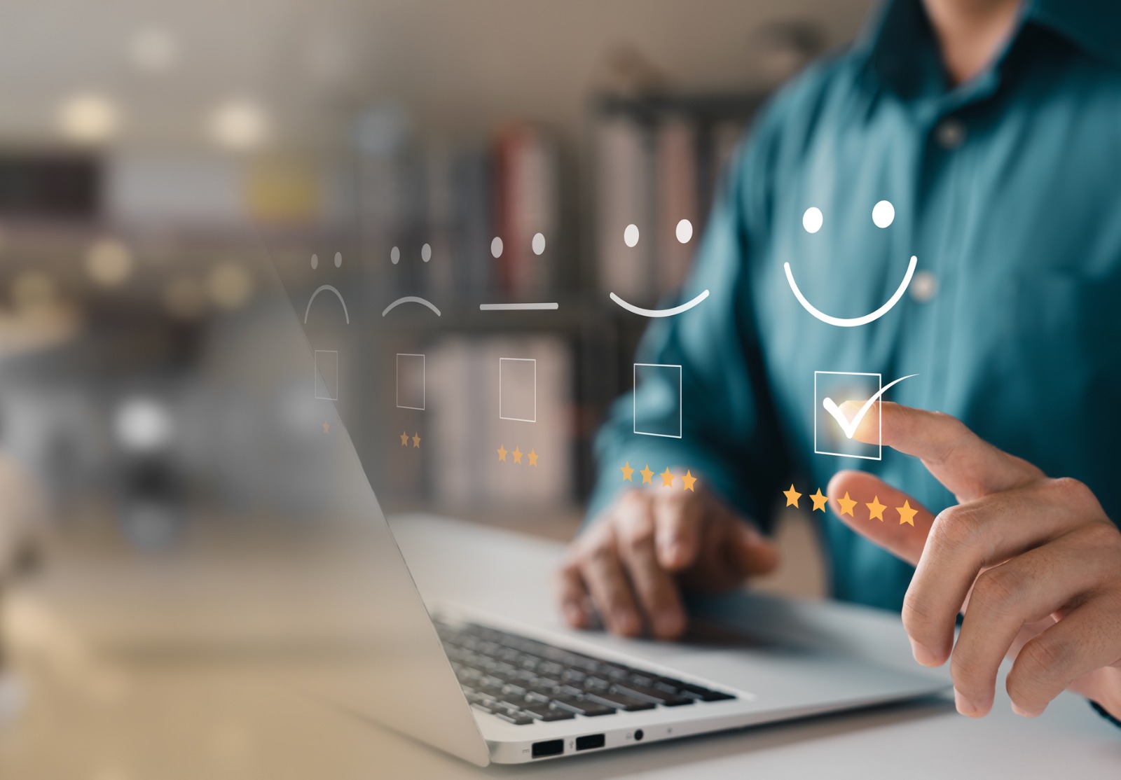 Une personne assise derrière un ordinateur choisissant un smiley sourire parmi d'autres smiley qui sont en transparence pour évaluer une expérience.