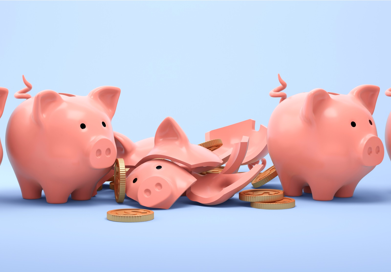 Trois tirelires en céramique avec un cassé en morceaux sur le fond bleu