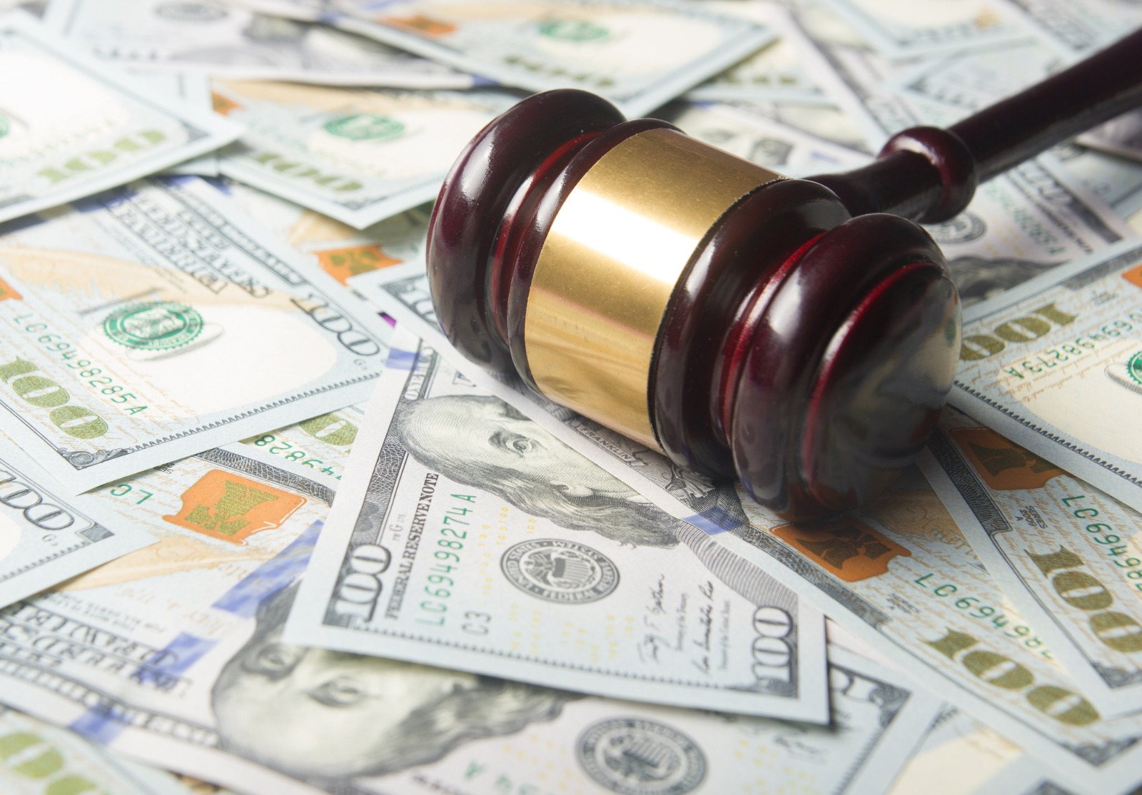 Juges ou commissaire-priseur Gavel sur le fond de trésorerie dollar, vue de dessus, close-up.