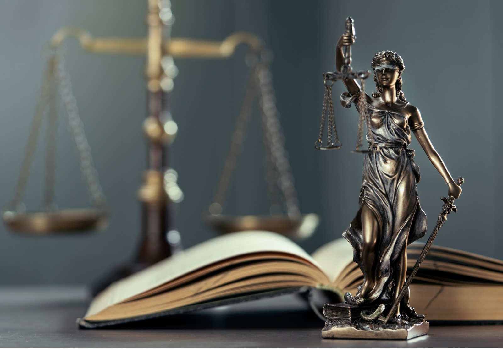 Statue juridique et juridique de Lady Justice sur la table avec livre et balance