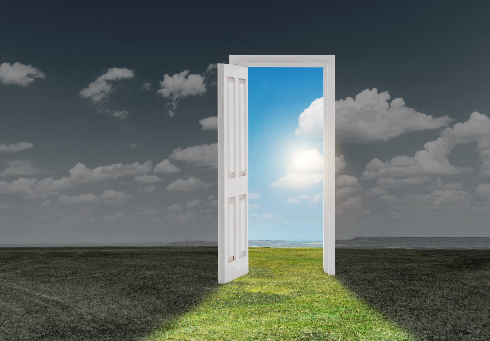 Porte ouverte sur la prairie.