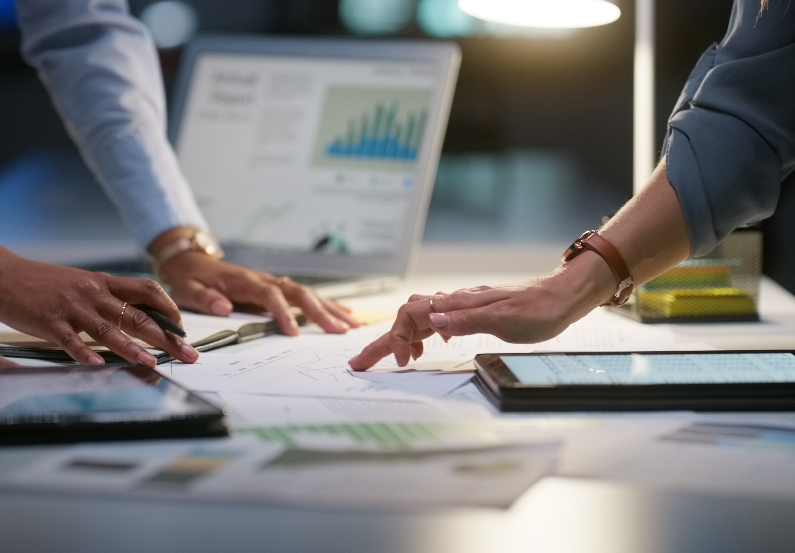 Personnes, graphiques de réunion et de nuit ou analyse de données d’ordinateur portable, pour la recherche de statistiques, le rapport budgétaire ou le travail d’équipe.