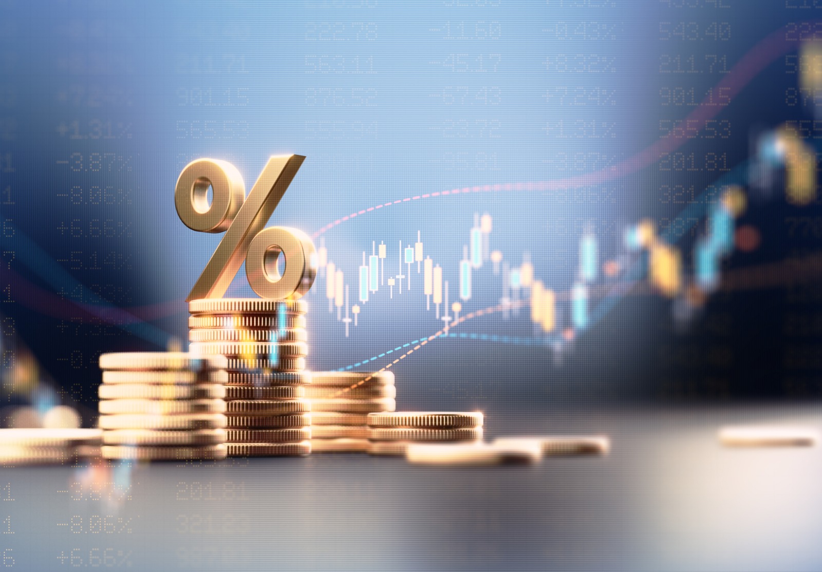 Signe de pourcentage au-dessus des piles de pièces avant le graphique financier bleu