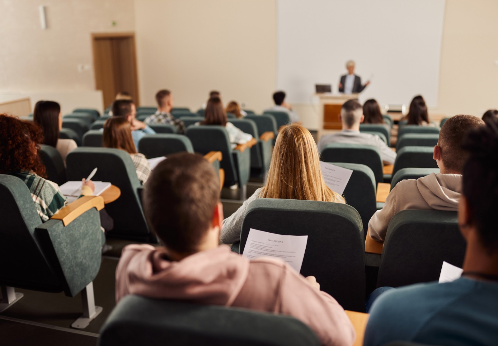 Vue arrière d'un grand groupe d'étudiants sur une classe à la salle de conférence.